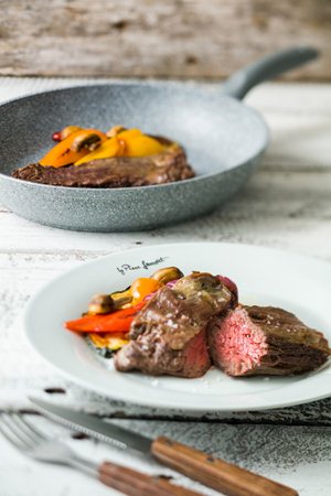 Hovězí steak s grilovanou zeleninou